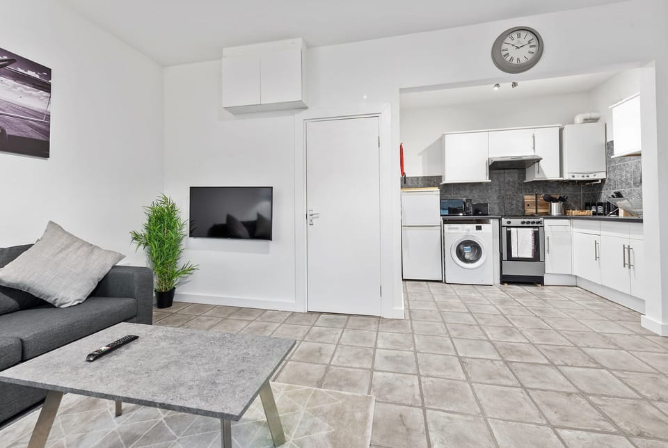 Full-size fridge, microwave, oven, stovetop