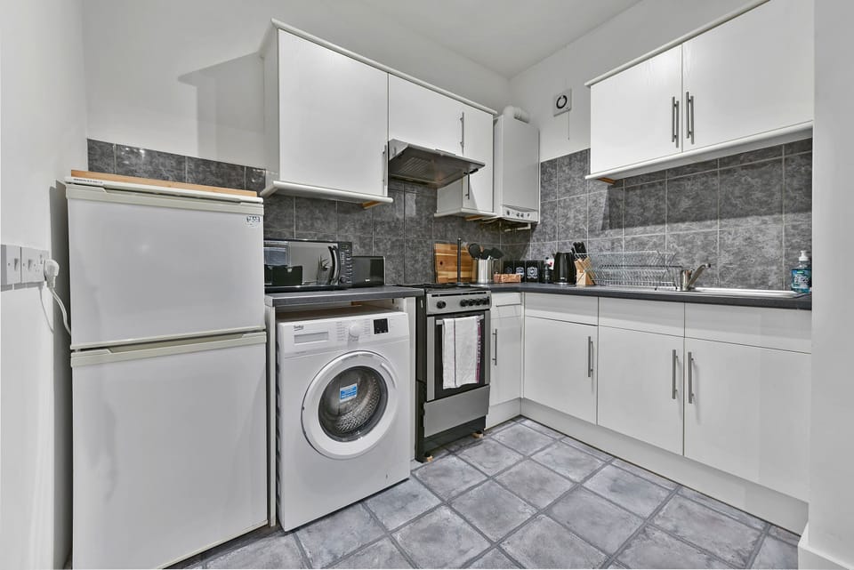 Apartment, 2 Bedrooms | Bathroom | Combined shower/tub, free toiletries, hair dryer, soap
