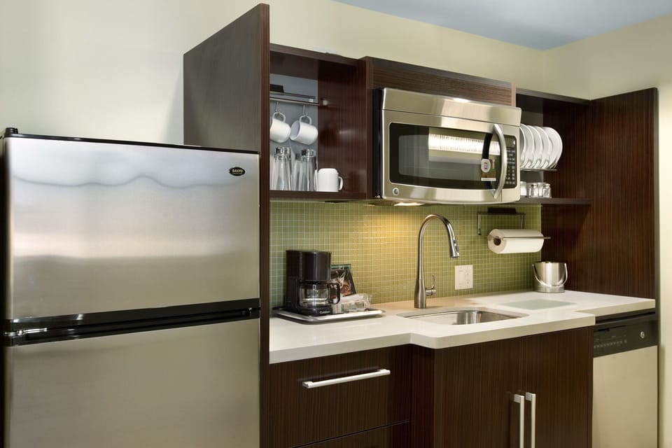 Full-size fridge, microwave, dishwasher, coffee/tea maker