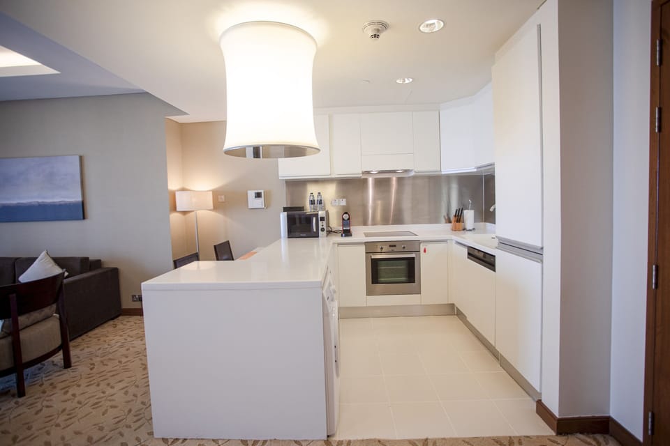Apartment (1 Bedroom) | Private kitchen | Microwave, dishwasher, cookware/dishes/utensils