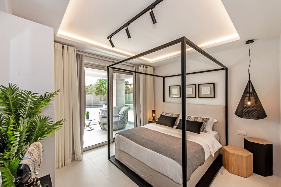 The ground floor bedroom with a King size bed (1,60 x 2,00)