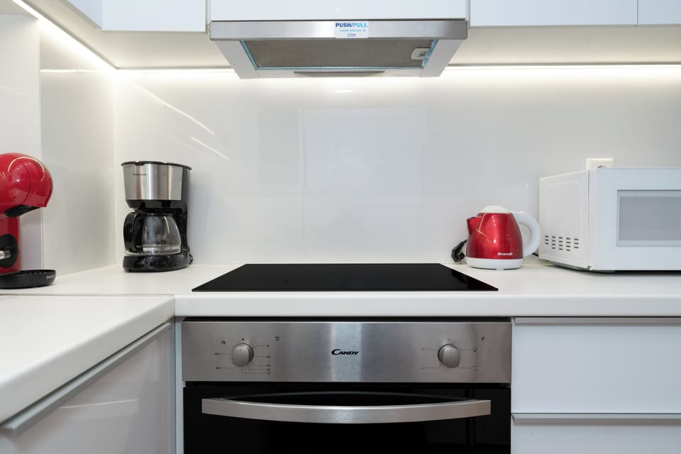 Superior Apartment | Private kitchen | Fridge, microwave, oven, stovetop
