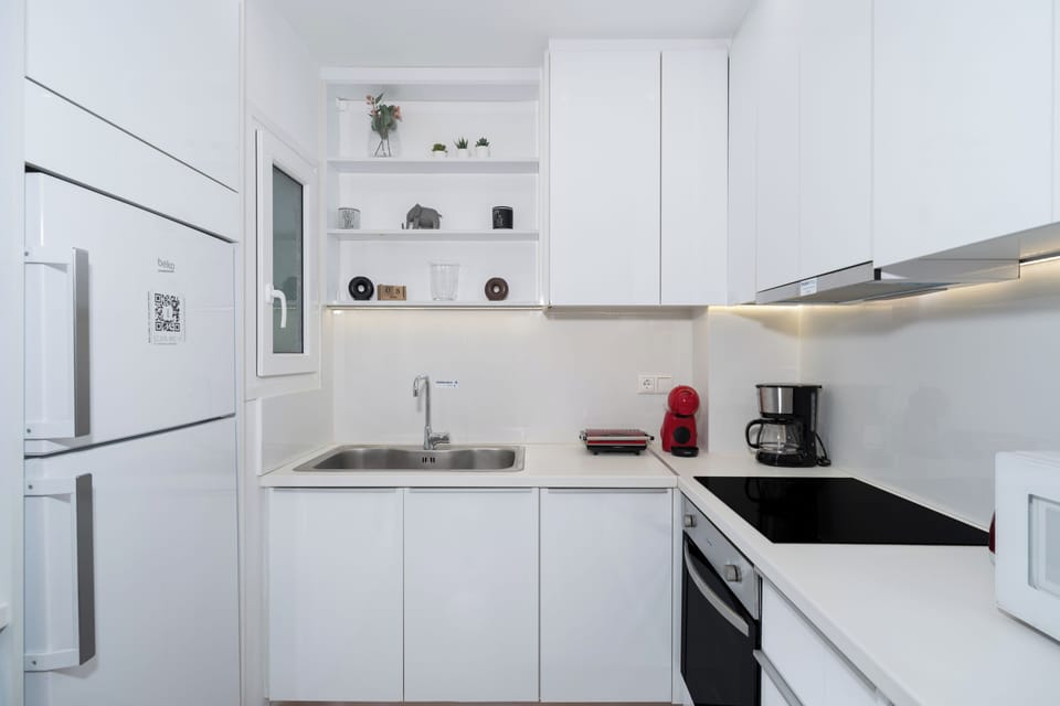 Superior Apartment | Private kitchen | Fridge, microwave, oven, stovetop