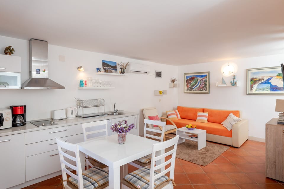 House (Duplex Two Bedroom) | Private kitchen | Fridge, microwave, stovetop, coffee/tea maker