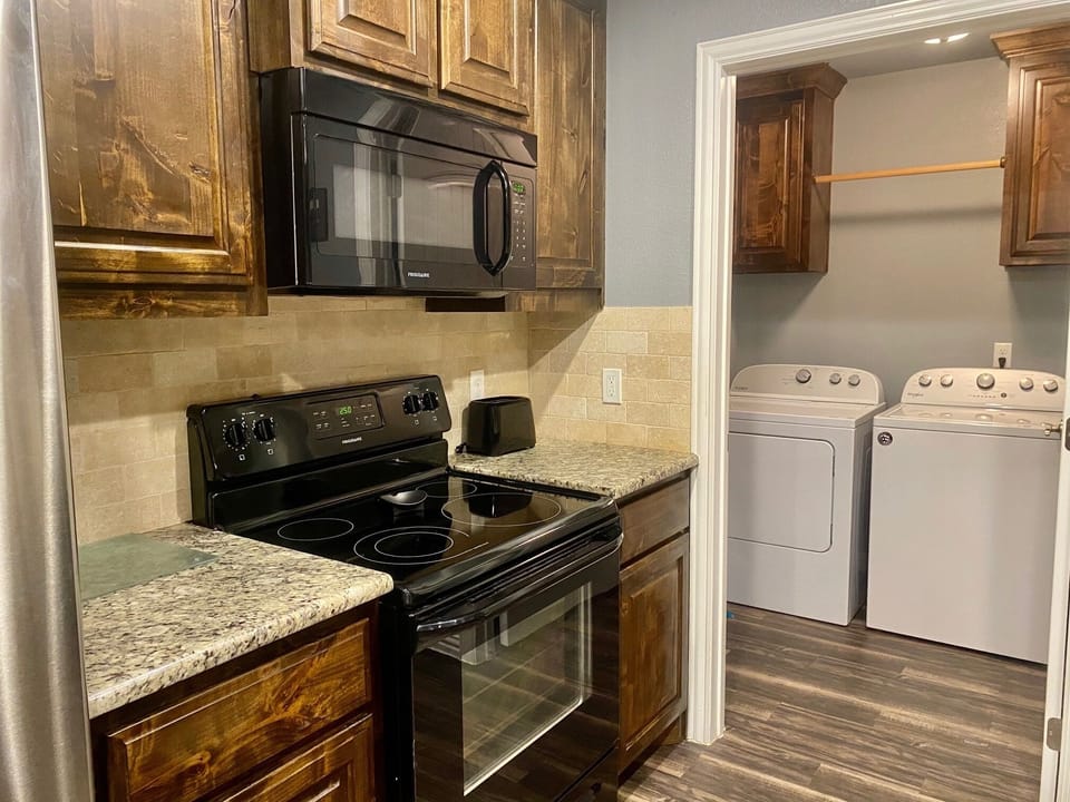 Enjoy your stay by using the fully stocked kitchen!