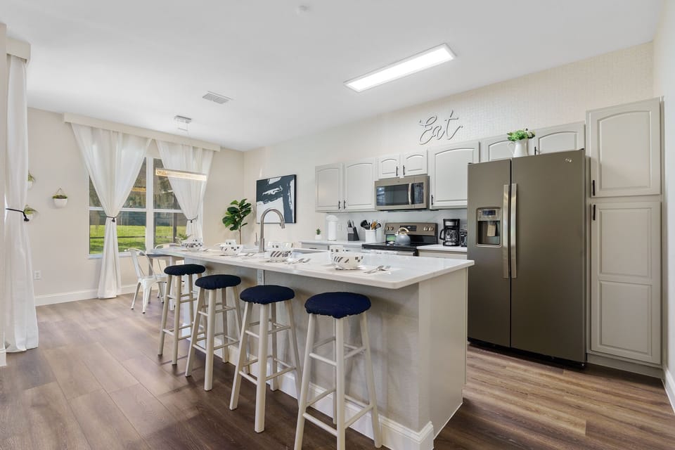 Eat-in Kitchen bar for 4
