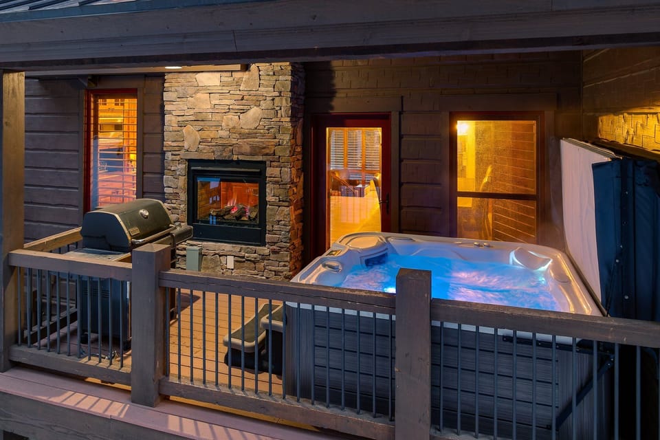 Fantastic outdoor fireplace with private hot tub