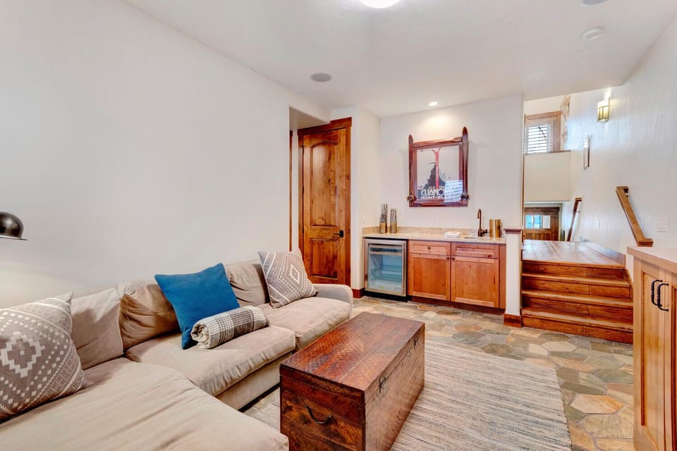 Lower level great room with bar