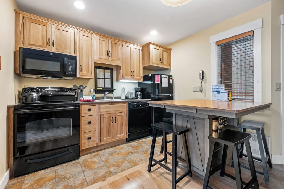Fully equipped kitchen and dining area