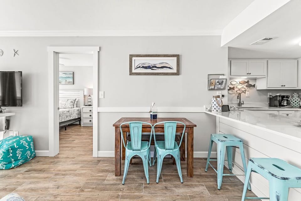 Dining Table for 4 with Extra Seating at the Breakfast Bar
