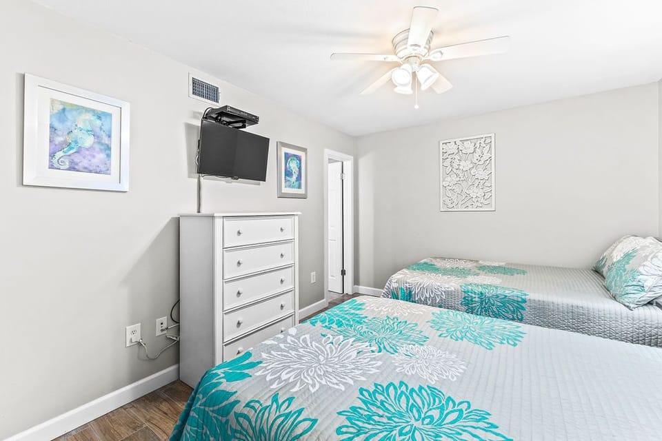 Guest Bedroom with 2 Full Size Beds