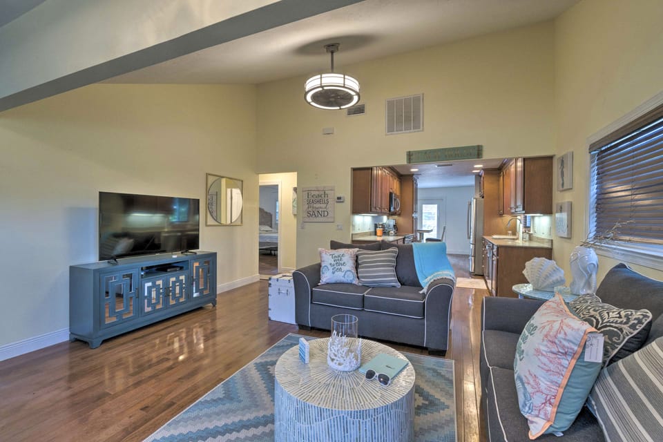 Living Space | Smart TV | Free WiFi | Single-Story Home
