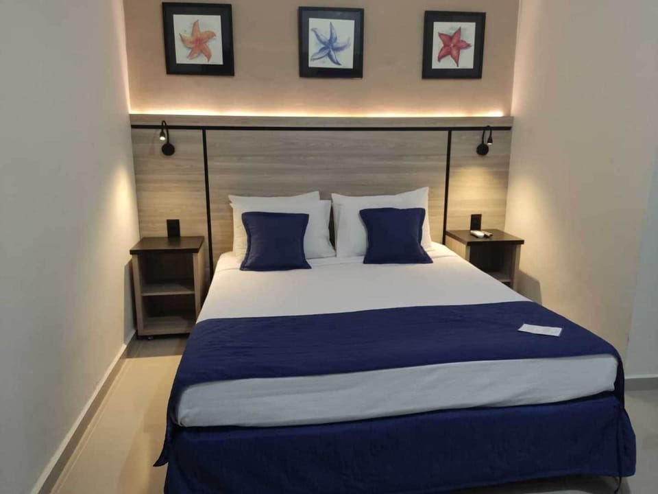 Deluxe Double Room | Minibar, bed sheets