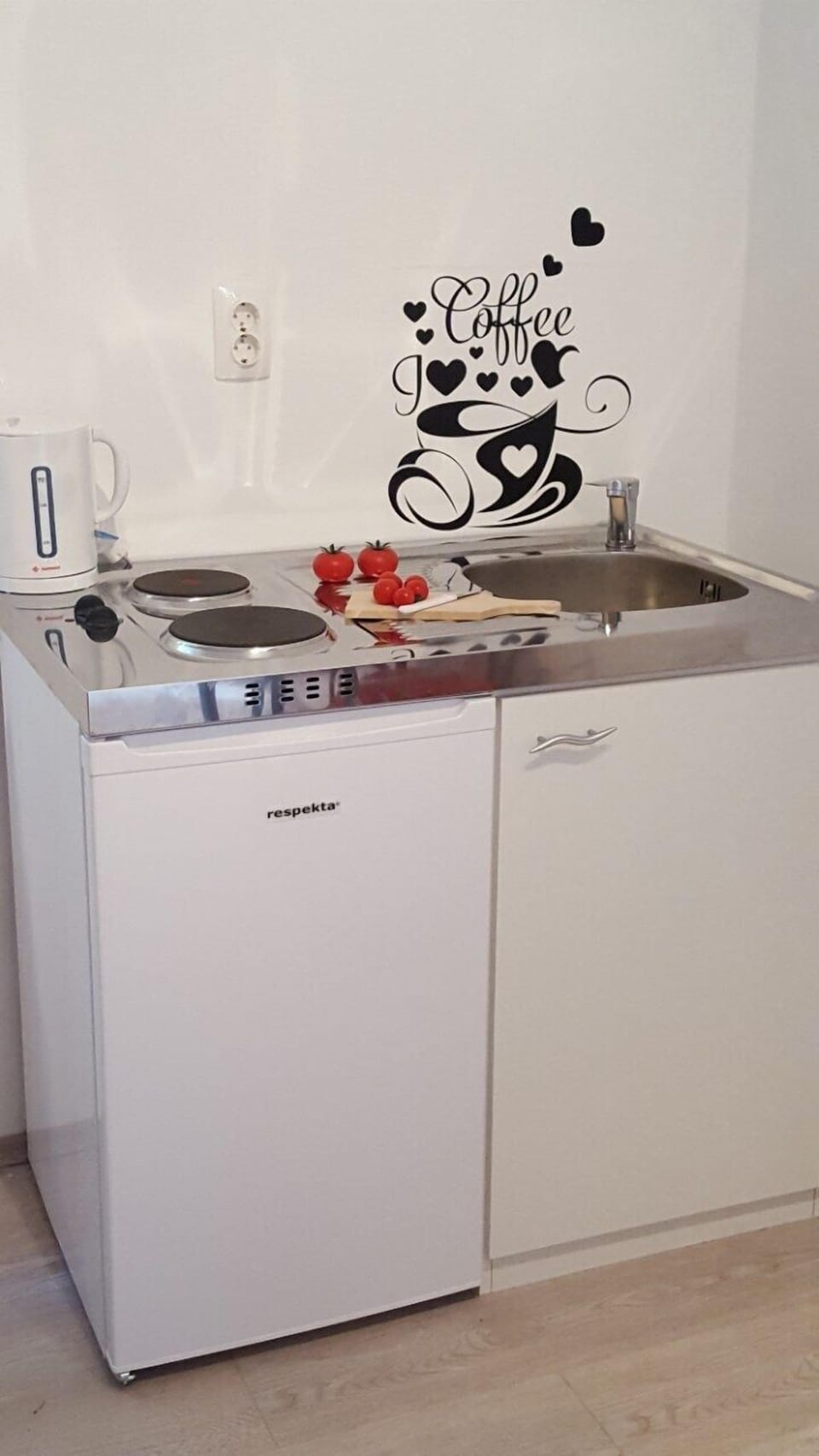 Studio (Comfort Studio Apartment with Terrace) | Private kitchenette | Fridge, microwave, stovetop, electric kettle
