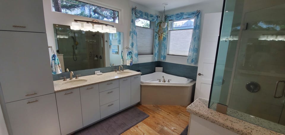 Master bath with jacuzzi tub