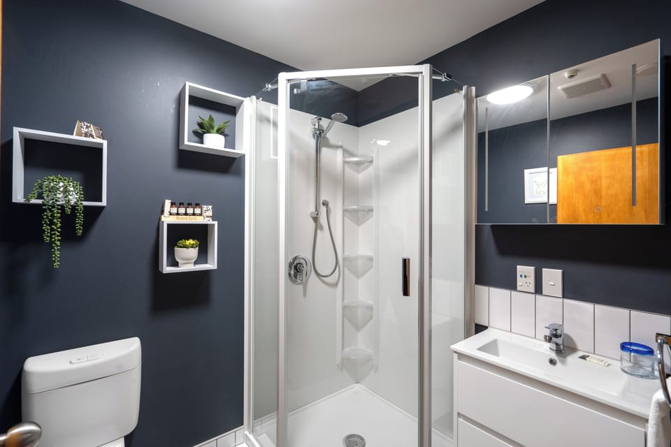 Paringa Queen Room | Bathroom | Shower, designer toiletries, hair dryer, bathrobes