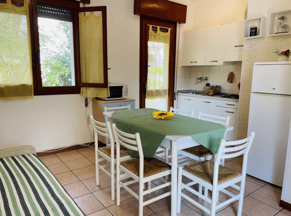 Villa, 3 Bedrooms, Patio, Garden View | Dining room