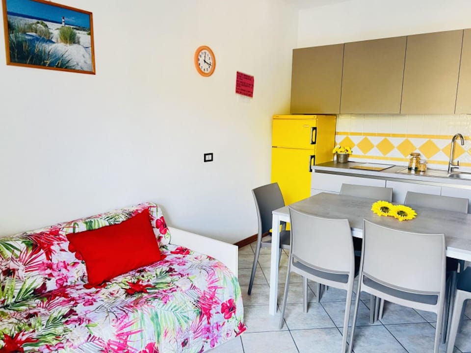 Apartment, 1 Bedroom, Balcony, City View | Interior