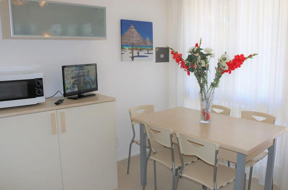 Studio, 1 Bedroom, Balcony, Garden View | Dining room