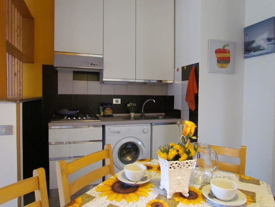 Apartment, 2 Bedrooms, Patio, Garden View | Dining room