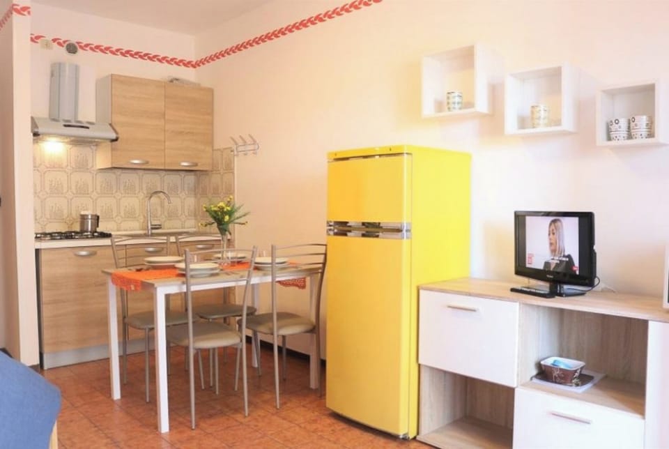Apartment, 1 Bedroom, Balcony, City View | Dining room