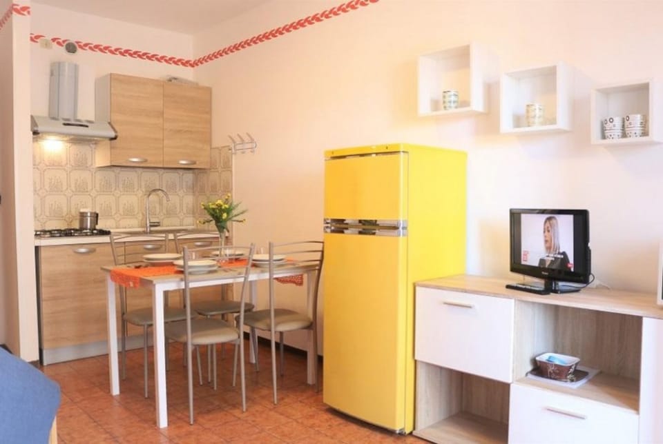 Apartment, 1 Bedroom, Balcony, City View | Dining room