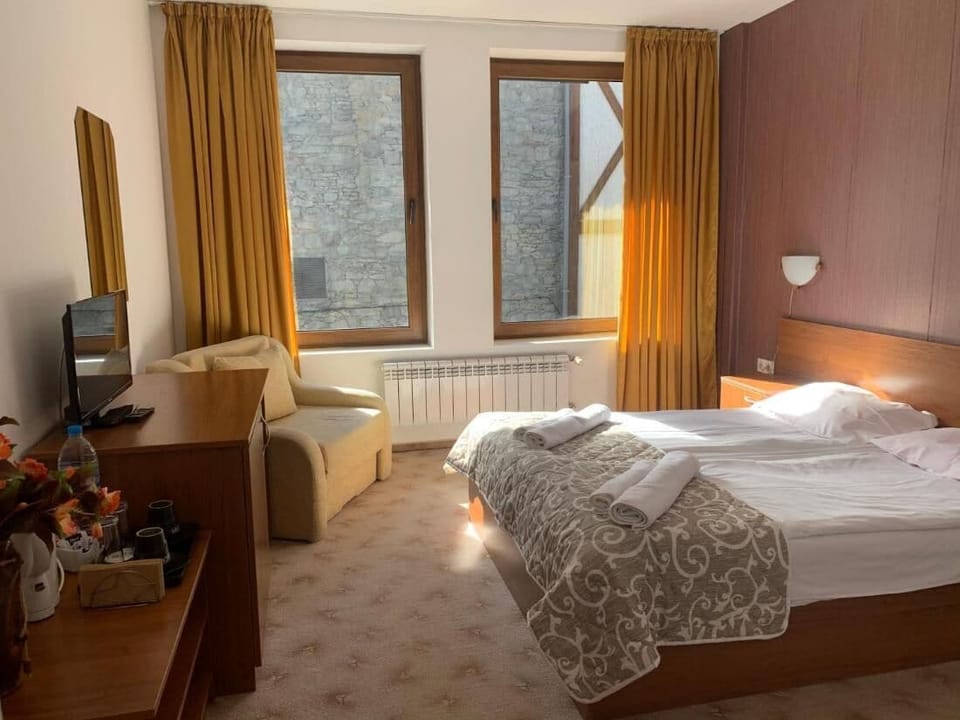 Room, 1 Bedroom, City View | Living area
