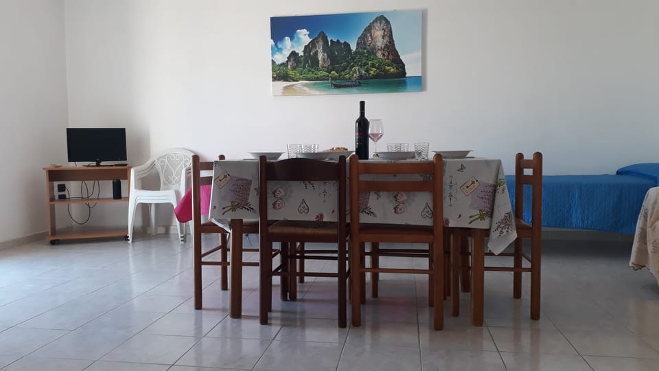 Apartment, 2 Bedrooms, Smoking, Balcony | Dining