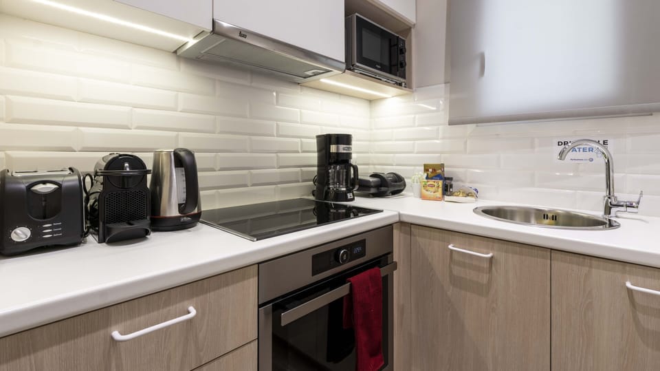 Exclusive Apartment, 4 Bedrooms, Non Smoking, Patio | Private kitchen | Fridge, microwave, oven, stovetop