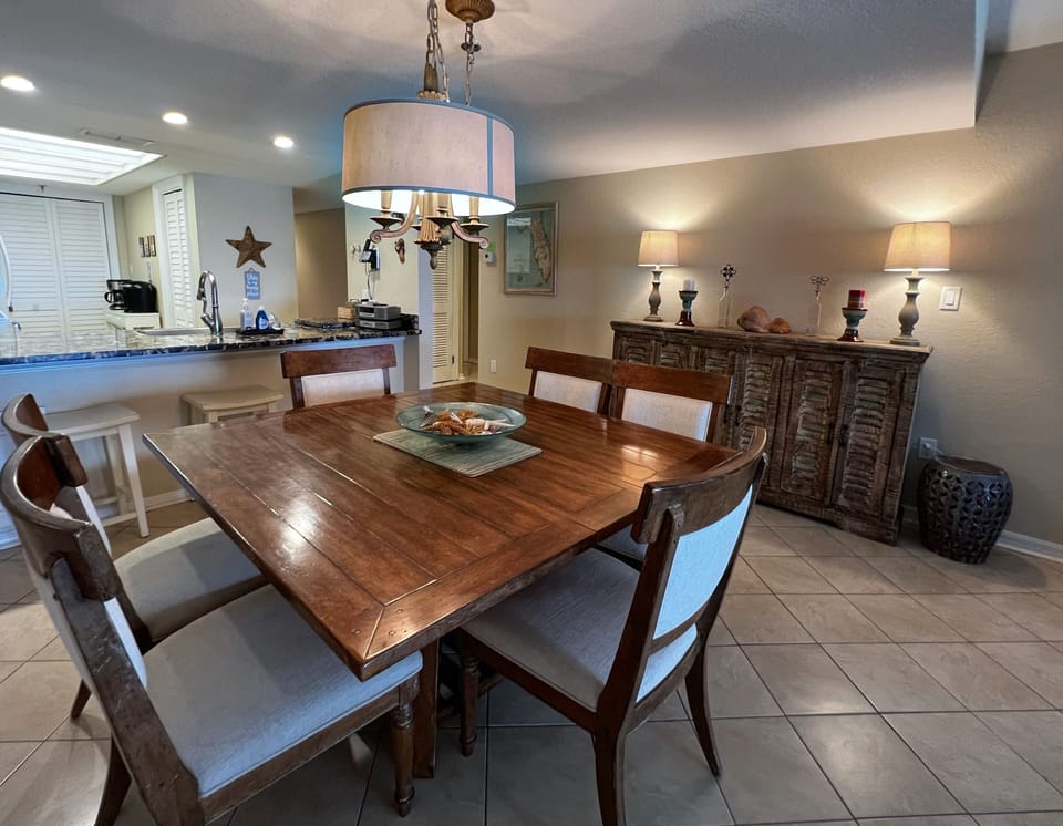 Dining table with seating for 6, plus some bar stool seats off t - Dining table with seating for 6, plus some bar stool seats off the kitchen