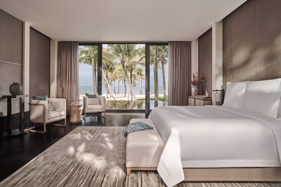 Frette Italian sheets, premium bedding, minibar (free items)