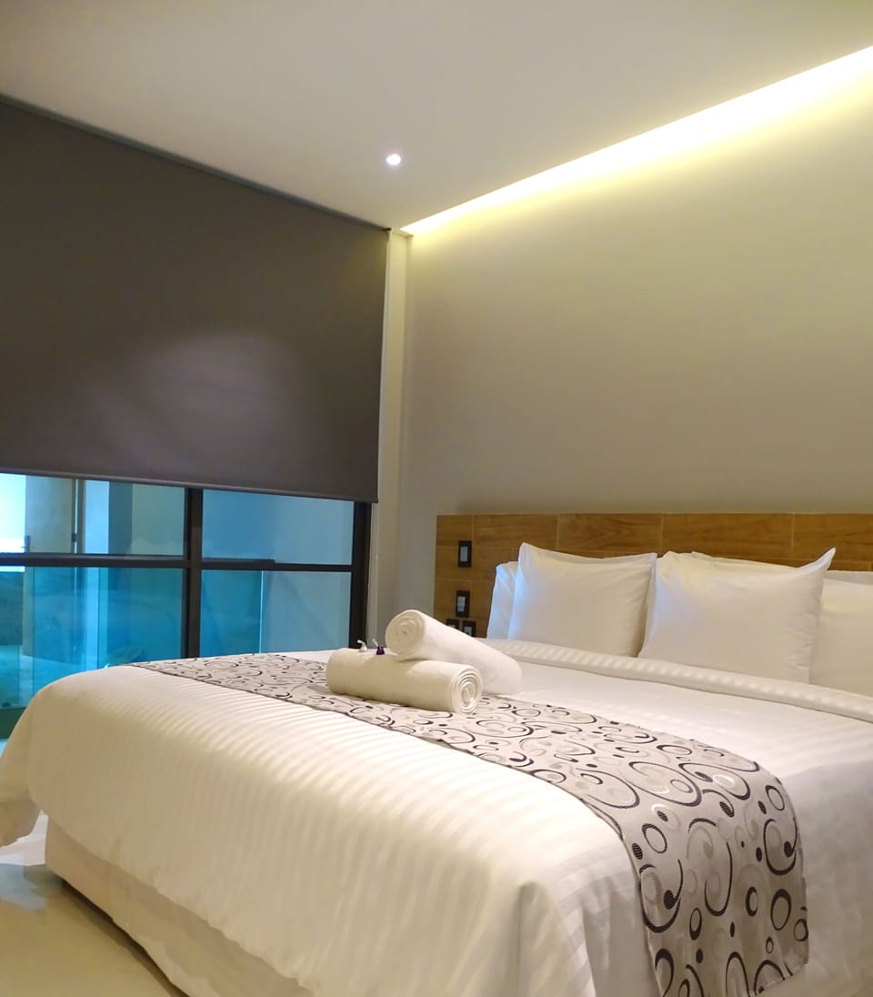 Standard King Room | In-room safe, individually decorated, individually furnished, desk