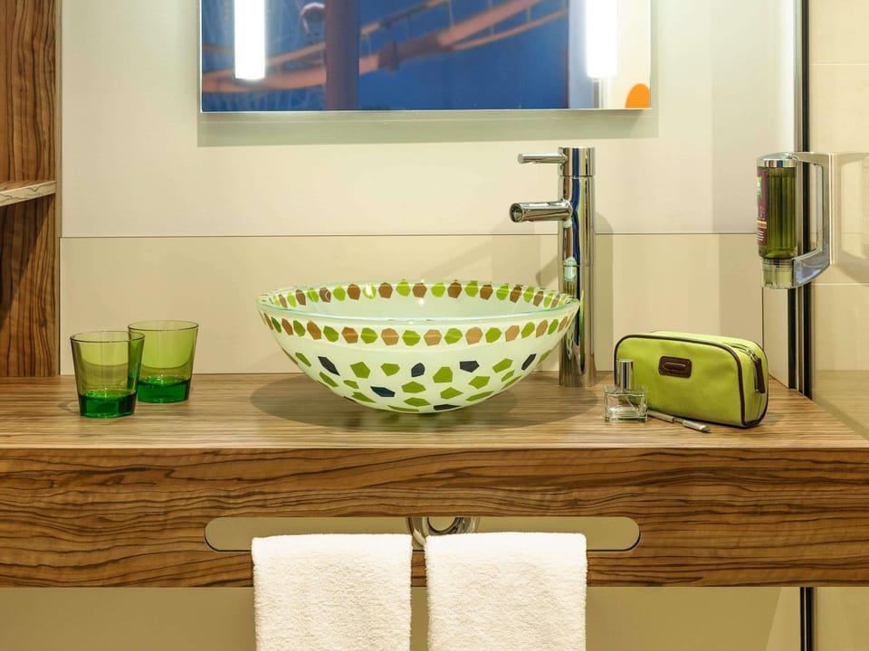 Standard Twin Room | Hypo-allergenic bedding available, in-room safe, desk, laptop workspace