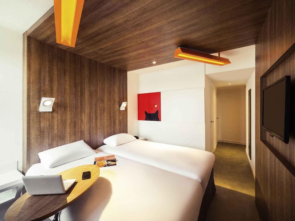 Standard Room, 2 Twin Beds | Pillowtop beds, in-room safe, desk, soundproofing