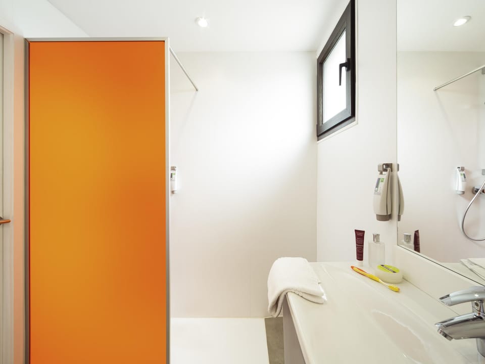 Standard Room, 2 Twin Beds | Pillowtop beds, in-room safe, desk, soundproofing