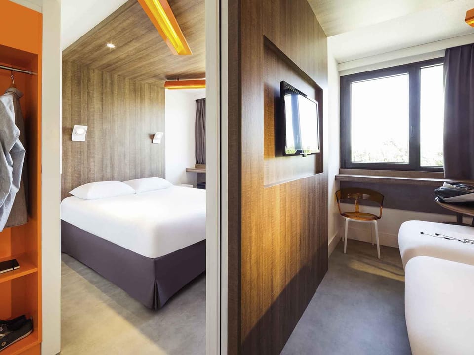 Pillowtop beds, in-room safe, desk, soundproofing