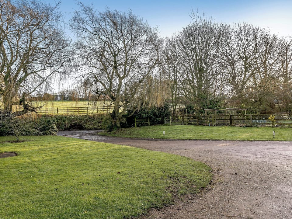 Driveway | Brook House Farm Cottage, Scamblesby, near Louth