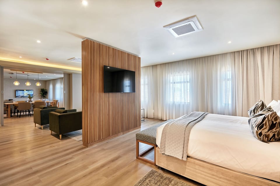 Deluxe Room, 1 Double Bed | Minibar, in-room safe, desk, laptop workspace