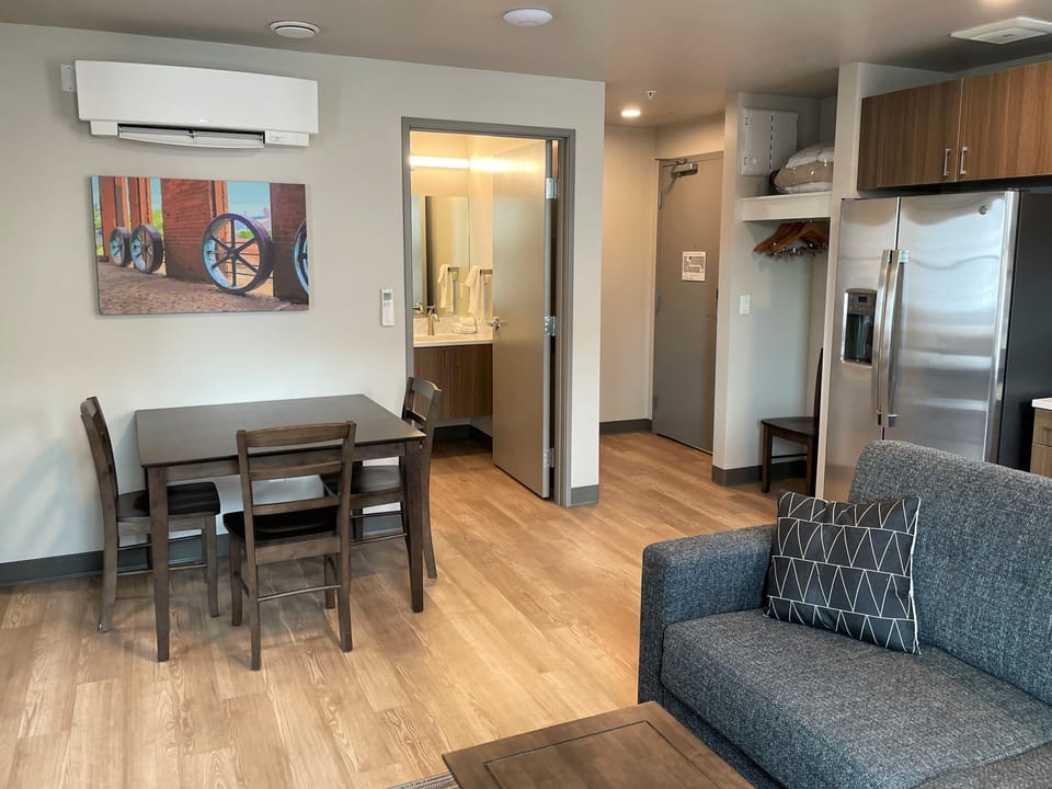 Dining | Entry
