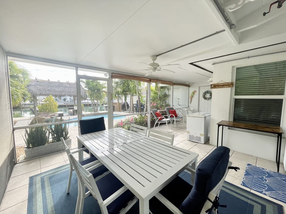 Outdoor dining / Screen in porch