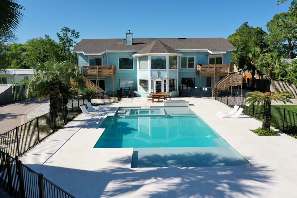 Full property: http://www.vrbo.com/2122840