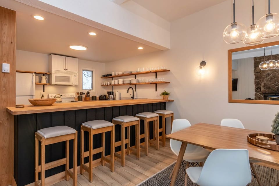 Breakfast bar with seating for five