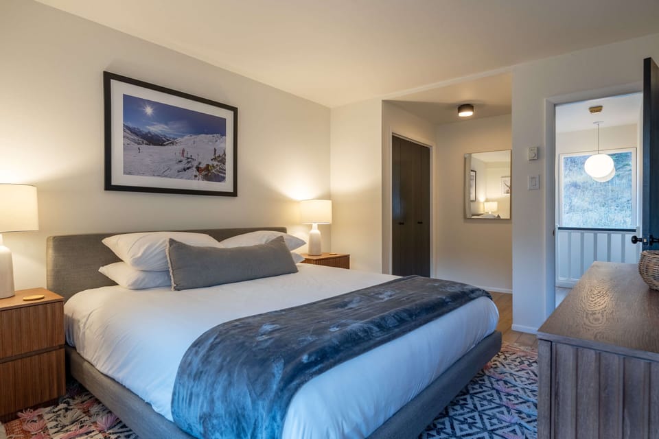 Luxury linens, flat screen tv and slope side views from the second King bedroom