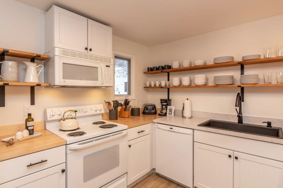 Well-equipped kitchen for the chef in your group