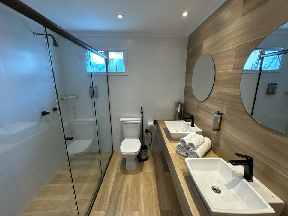Luxury Room, Hot Tub | Minibar, free WiFi
