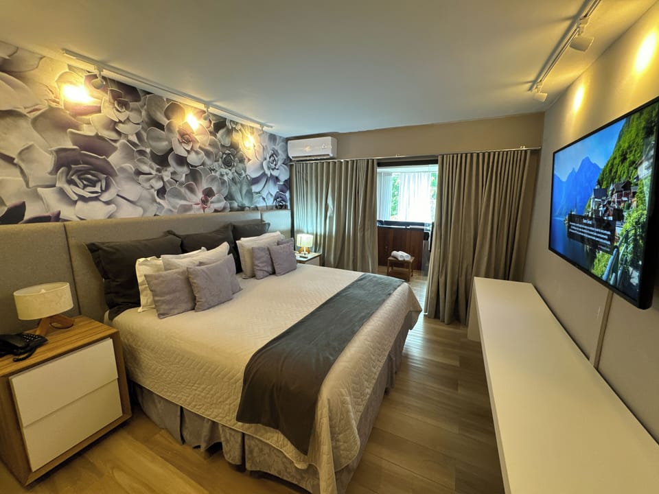 Luxury Room, Hot Tub | Minibar, free WiFi
