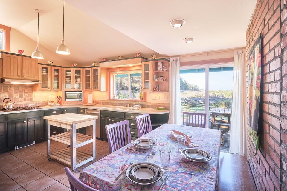 Eat-in kitchen (a favorite for our ‘love-to-cook’ guests) fully equipped for all your cooking needs.