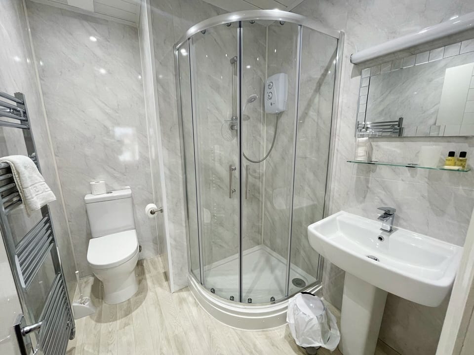 Deluxe Double Room, Private Bathroom (Four Poster BED) | Bathroom
