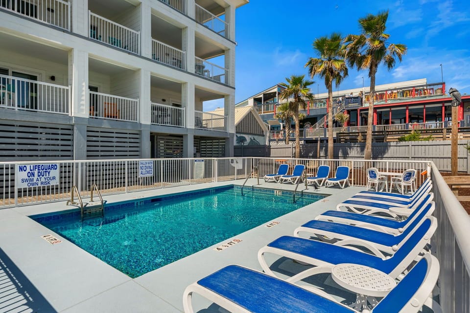 Community Pool | Starfish | Oceanview 101 | 1116 Ocean Blvd, Isle of Palms, SC | IOP Escapes