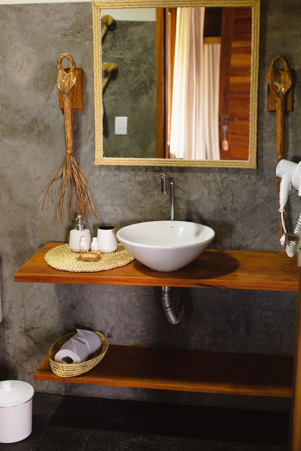 Shower, rainfall showerhead, free toiletries, hair dryer